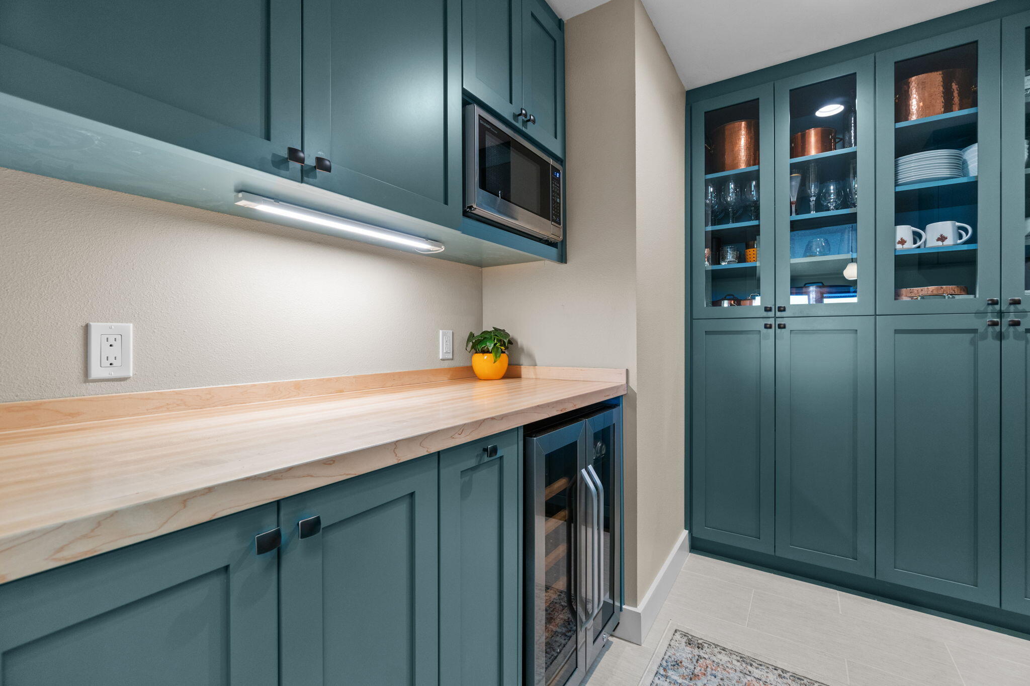 19395 Innes Market Road Bend, OR 97703 - Photo 24 of 75 a utility room with cabinets