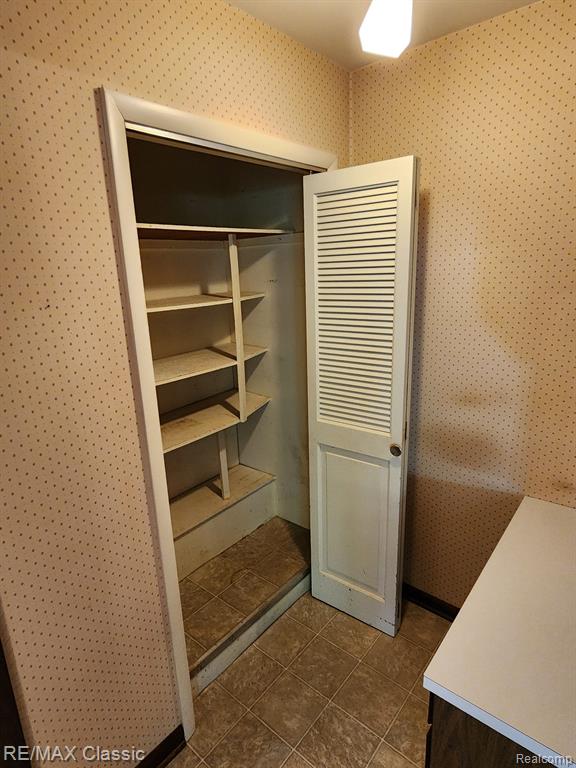 4121 Edmore Road Waterford, MI 48329 - Photo 8 of 53