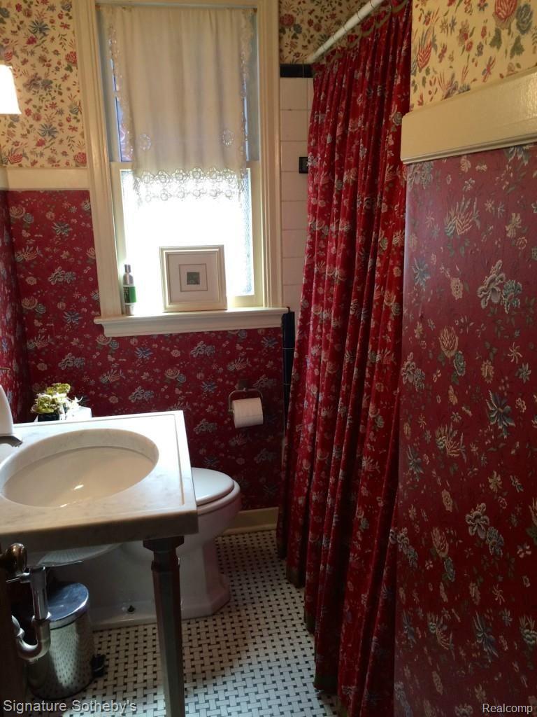 56 Amherst Road Pleasant Ridge, MI 48069 - Photo 9 of 28 1st Floor Bathroom