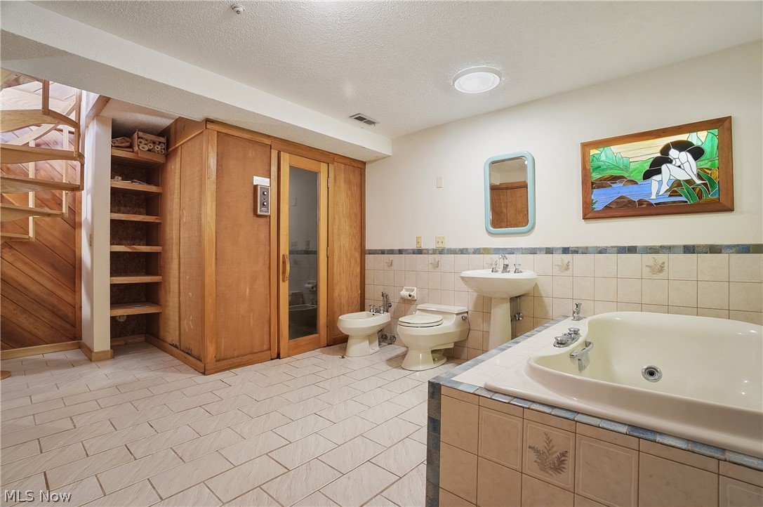 12376 Heath Road Chesterland, OH 44026 - Photo 35 of 50 Jetted tub, Sauna and bathroom