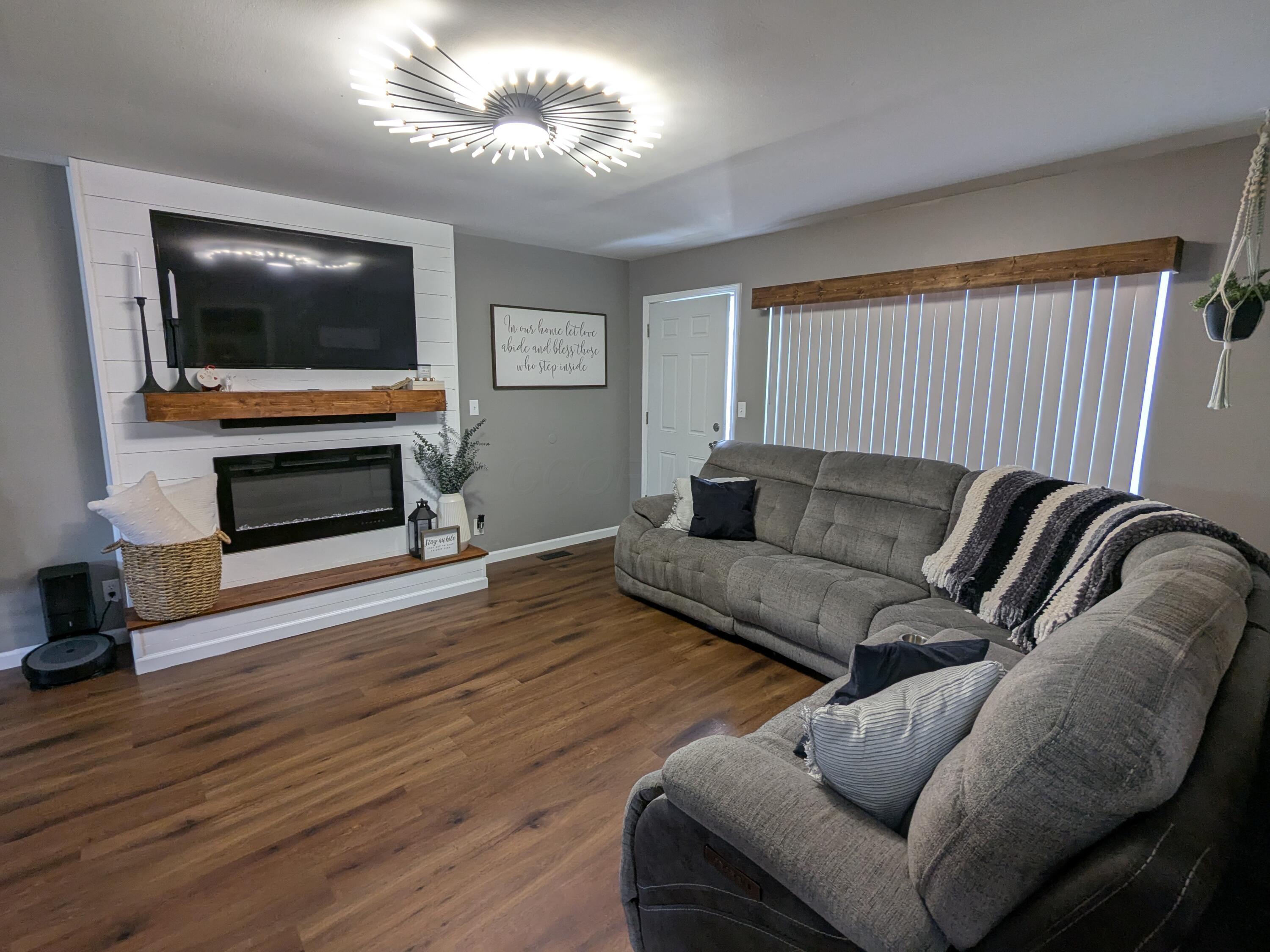 372 Redmond Road Columbus, OH 43228 - Photo 19 of 26 Living room