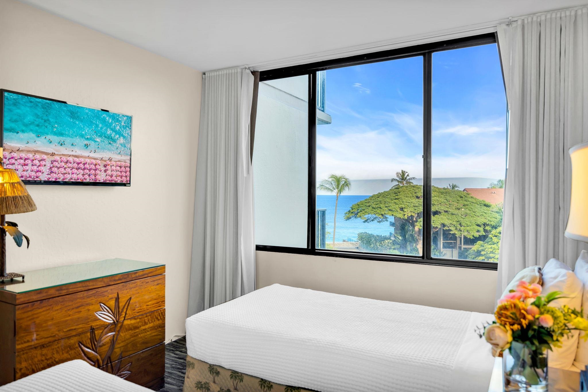 3445 Lower Honoapiilani Road, Unit 516 Lahaina, HI 96761 - Photo 22 of 49 a bedroom with a bed and a large window