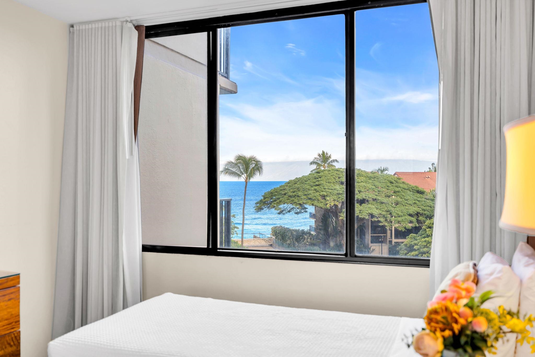 3445 Lower Honoapiilani Road, Unit 516 Lahaina, HI 96761 - Photo 23 of 49 a bedroom with a bed and a large window