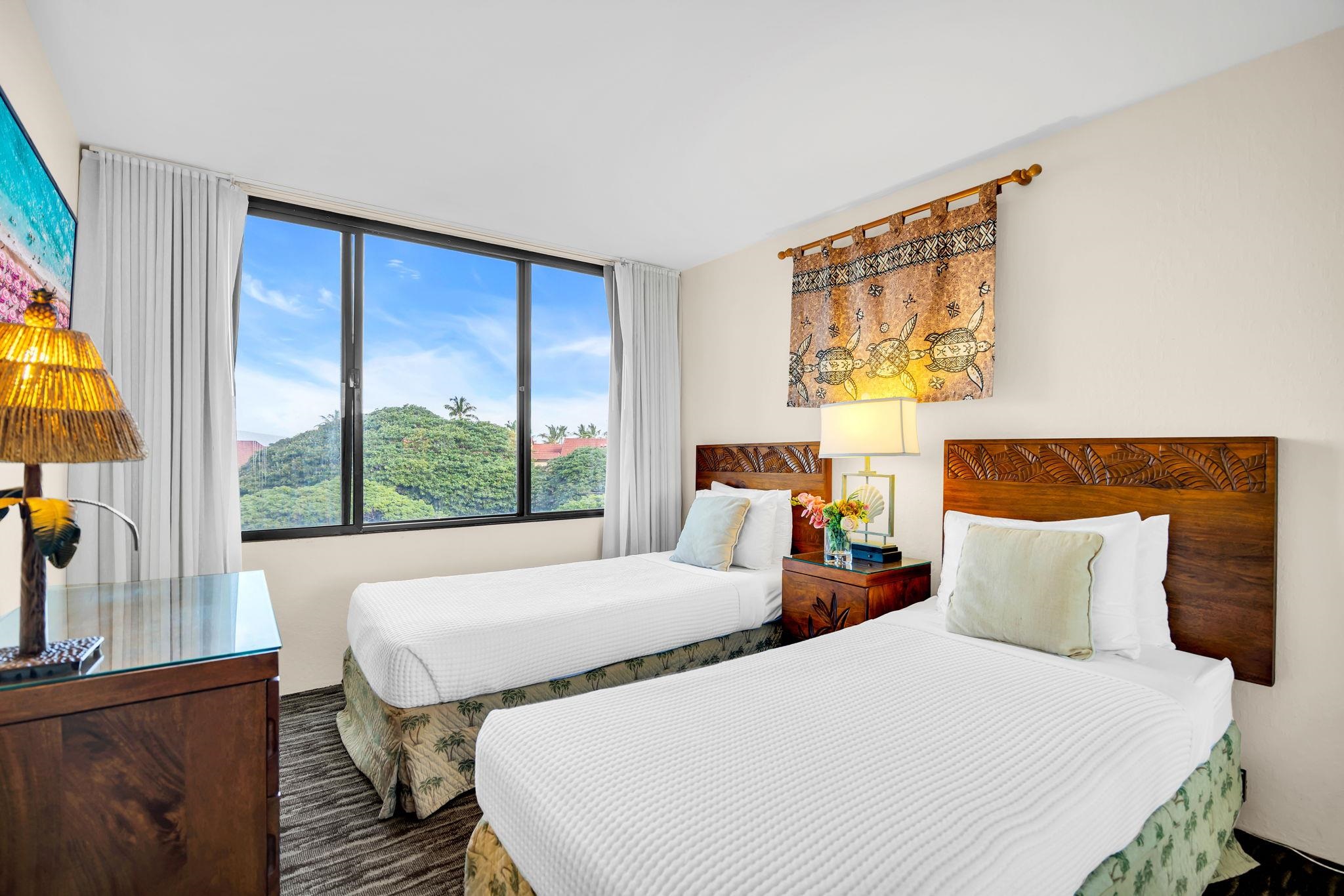 3445 Lower Honoapiilani Road, Unit 516 Lahaina, HI 96761 - Photo 24 of 49 a bedroom with two beds and a large window