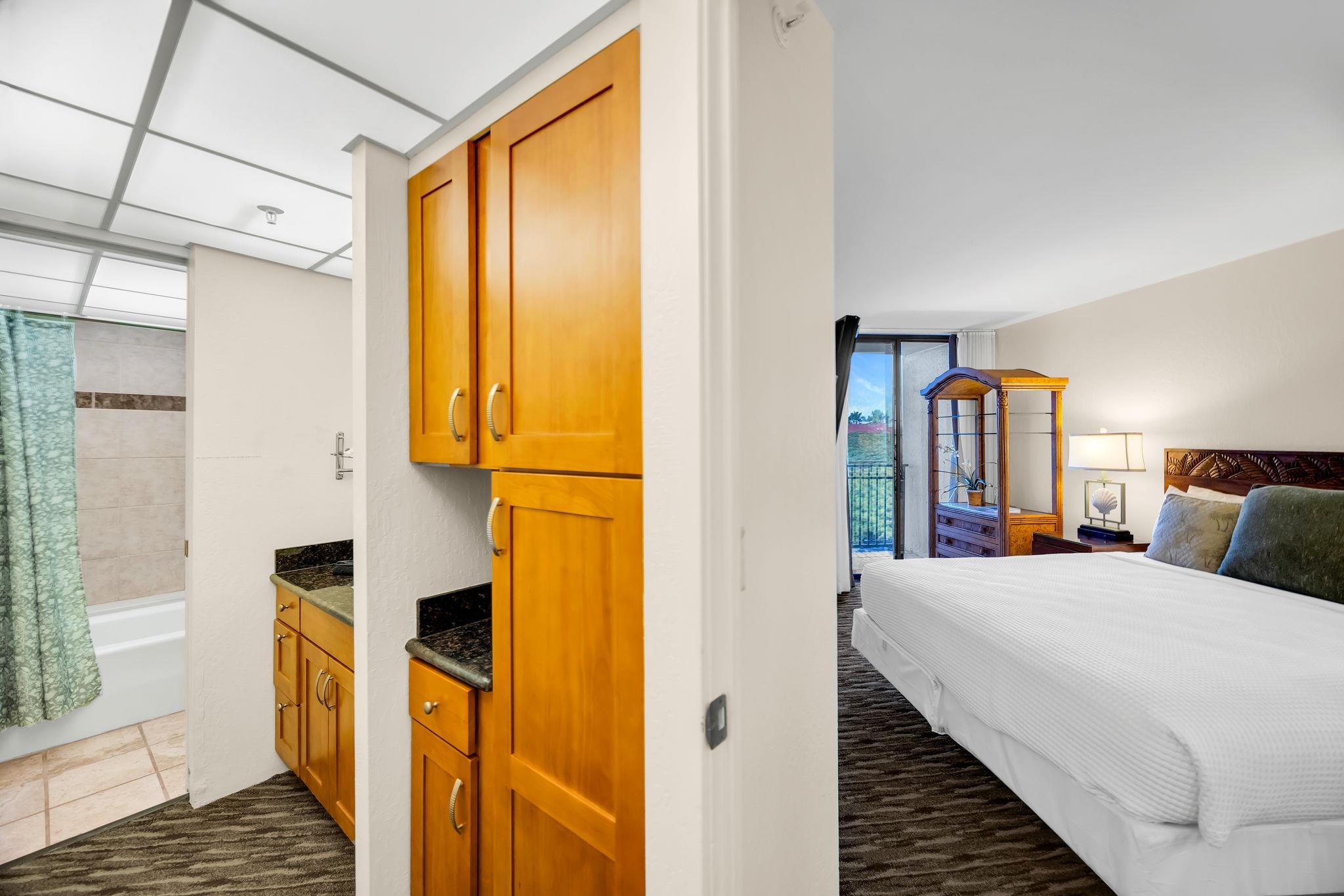 3445 Lower Honoapiilani Road, Unit 516 Lahaina, HI 96761 - Photo 26 of 49 a bedroom with a bed and wooden floor