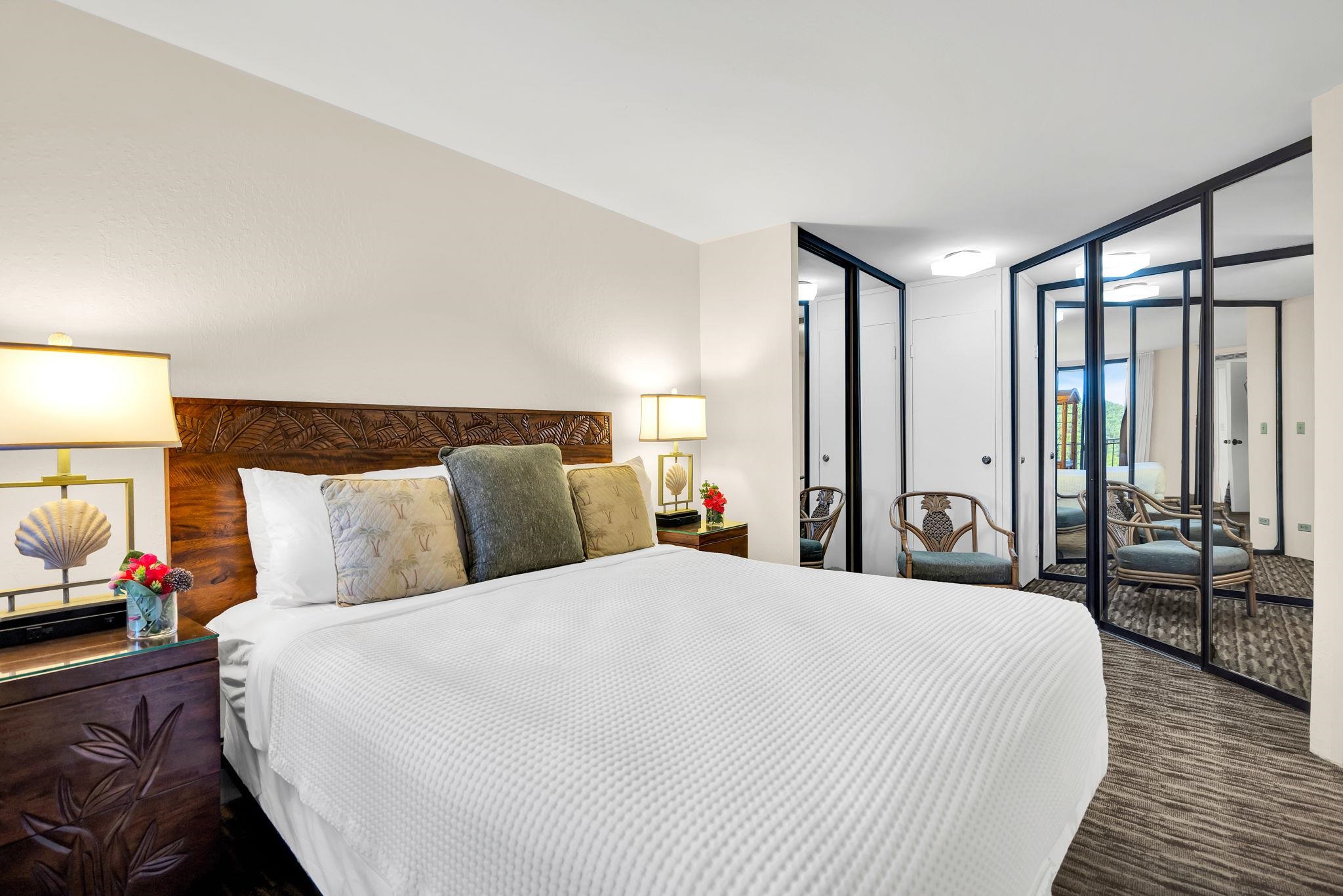 3445 Lower Honoapiilani Road, Unit 516 Lahaina, HI 96761 - Photo 30 of 49 a bedroom with a large bed and a large window