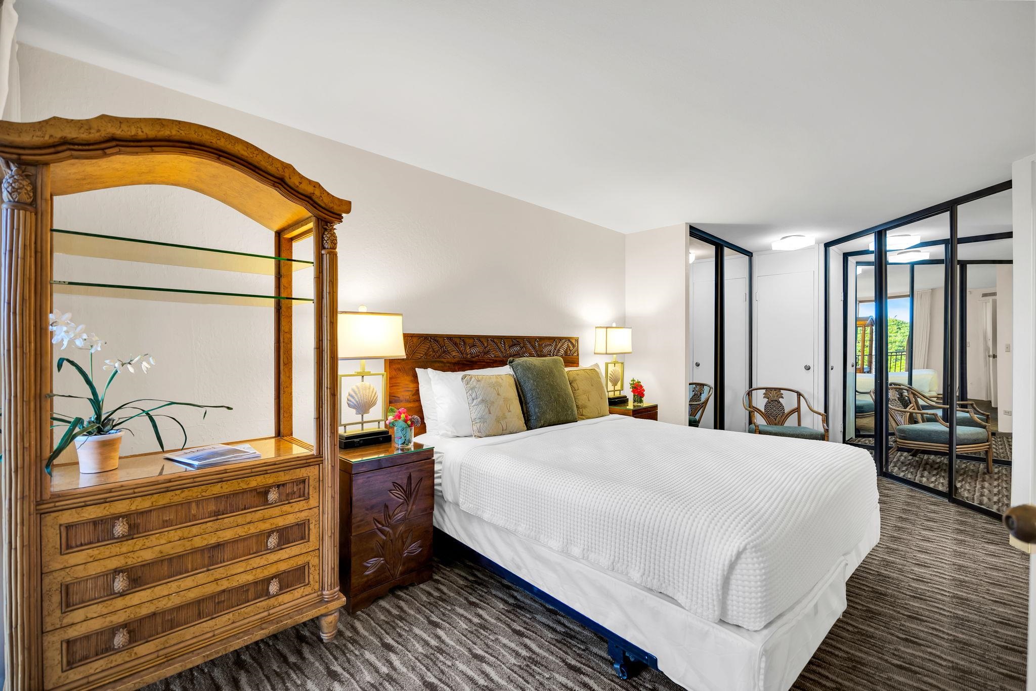 3445 Lower Honoapiilani Road, Unit 516 Lahaina, HI 96761 - Photo 31 of 49 a bedroom with a bed and large windows