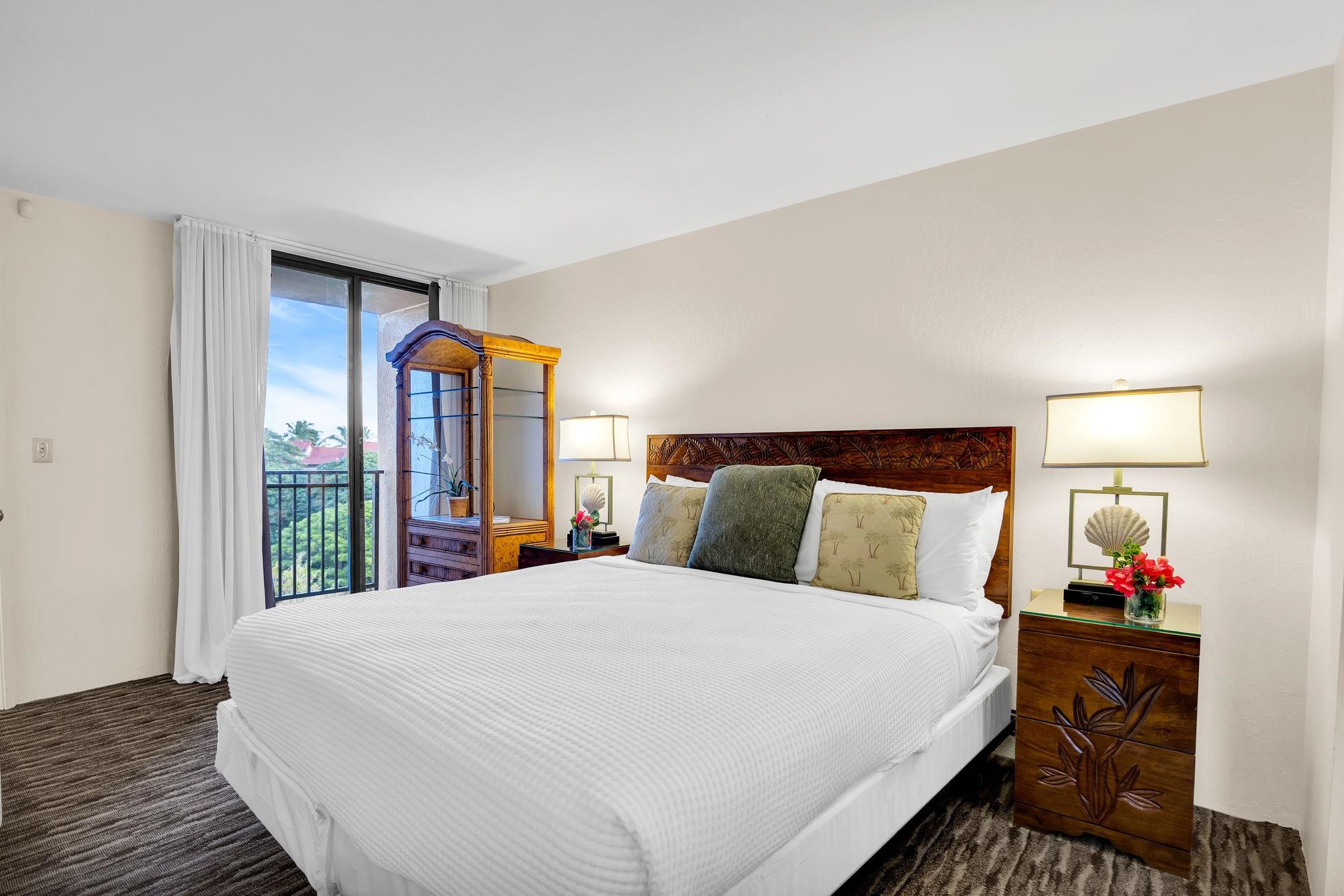 3445 Lower Honoapiilani Road, Unit 516 Lahaina, HI 96761 - Photo 32 of 49 a bedroom with a large bed and a large window