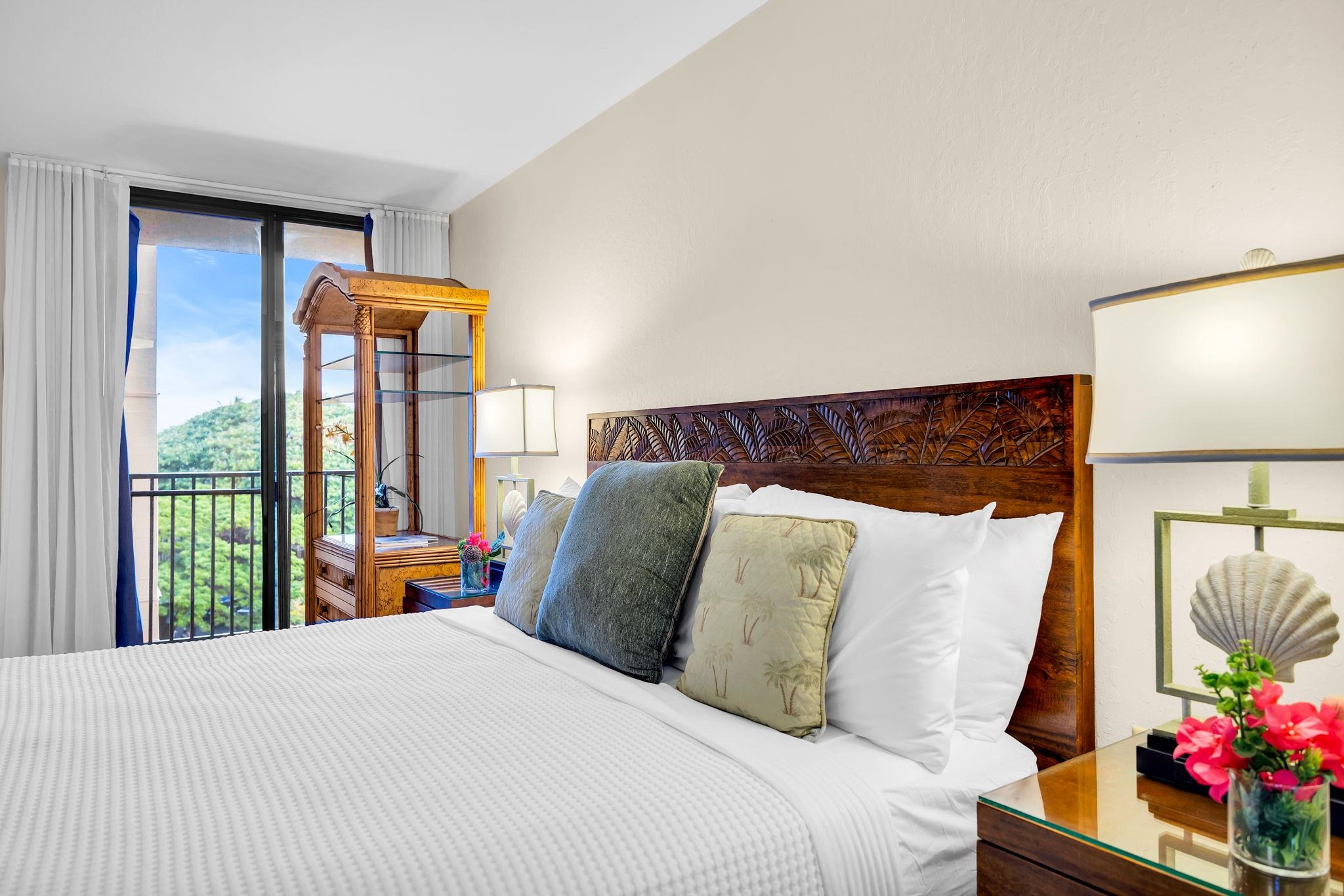 3445 Lower Honoapiilani Road, Unit 516 Lahaina, HI 96761 - Photo 33 of 49 a bedroom with a bed and a potted plant