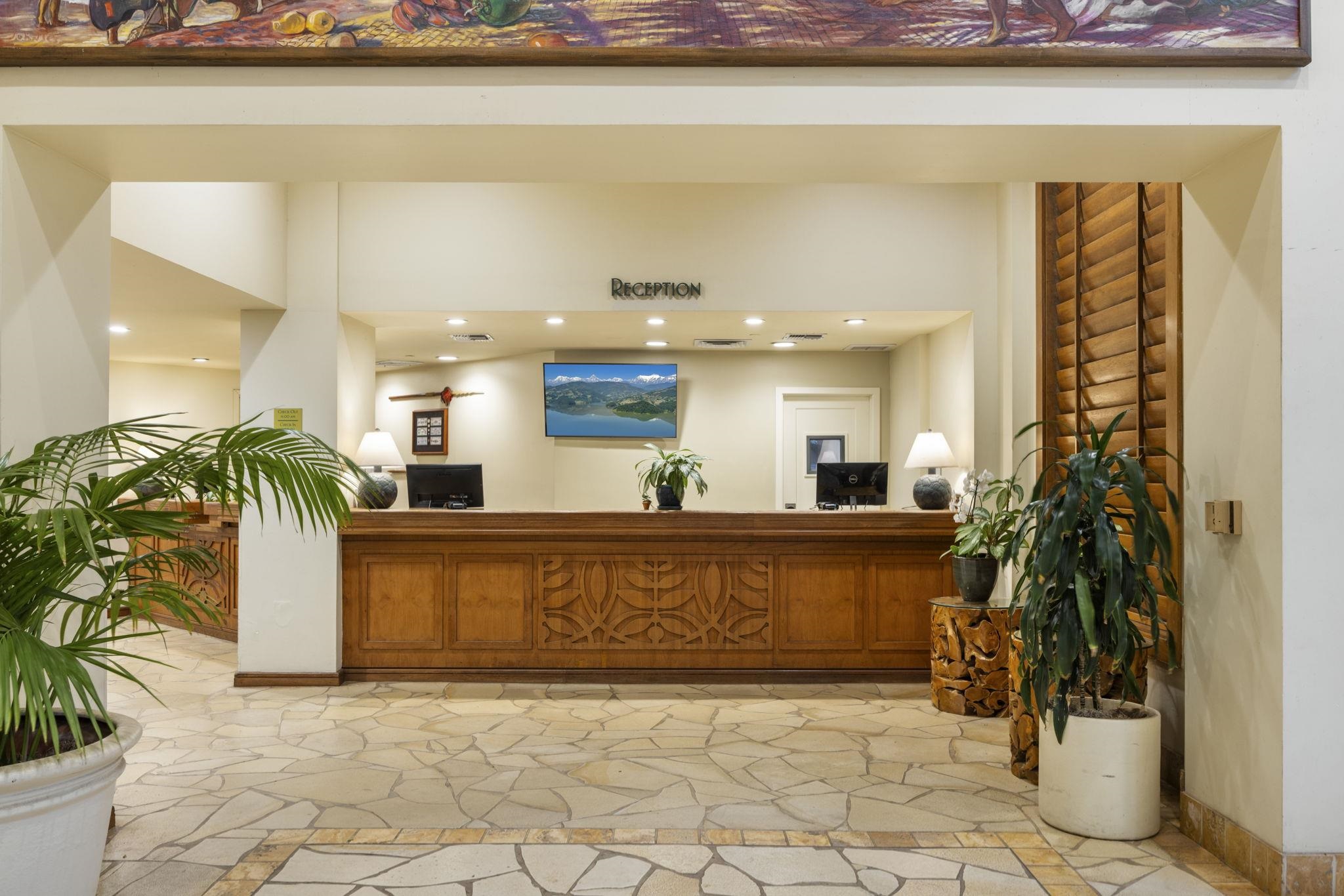 3445 Lower Honoapiilani Road, Unit 516 Lahaina, HI 96761 - Photo 35 of 49 a living room with furniture