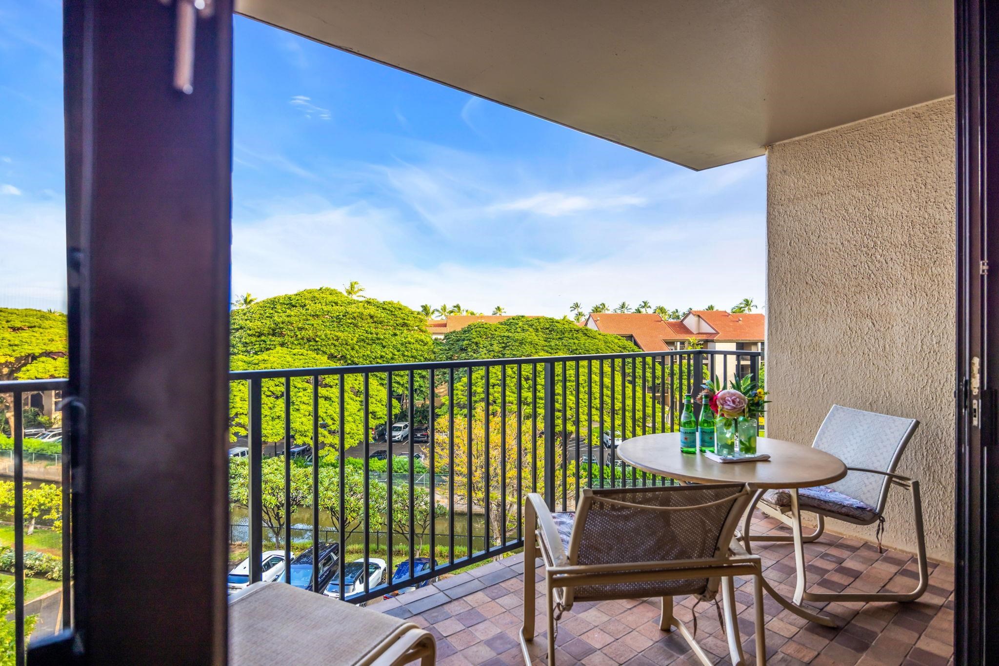 3445 Lower Honoapiilani Road, Unit 516 Lahaina, HI 96761 - Photo 47 of 49 a view of a balcony with a table and chairs