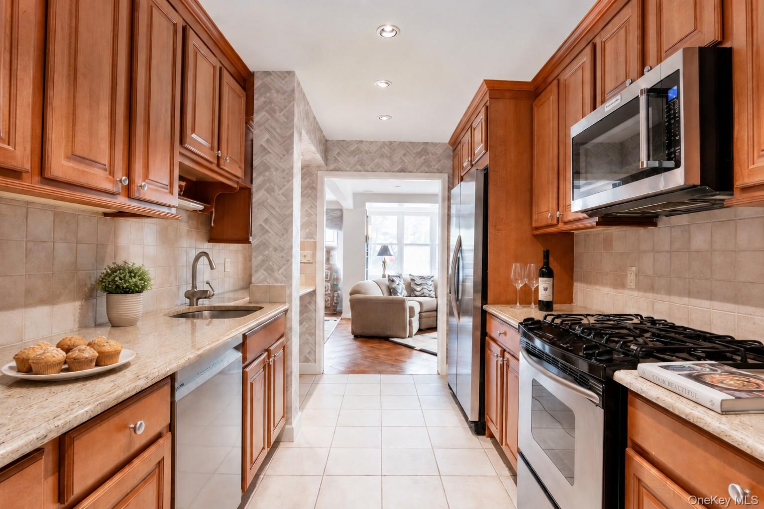 180 South Middle Neck Road, Unit 1N Great Neck, NY 11021 - Photo 7 of 27