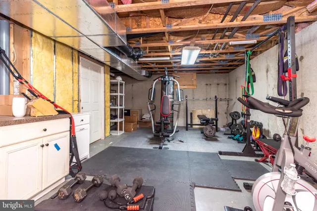 a view of yard and trees