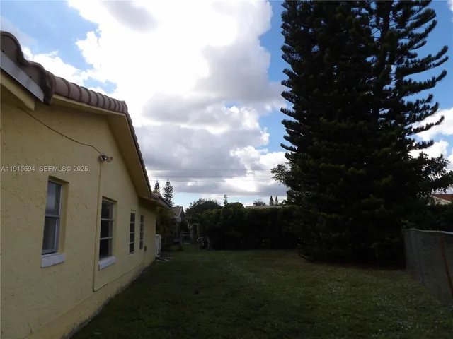 a view of a back yard