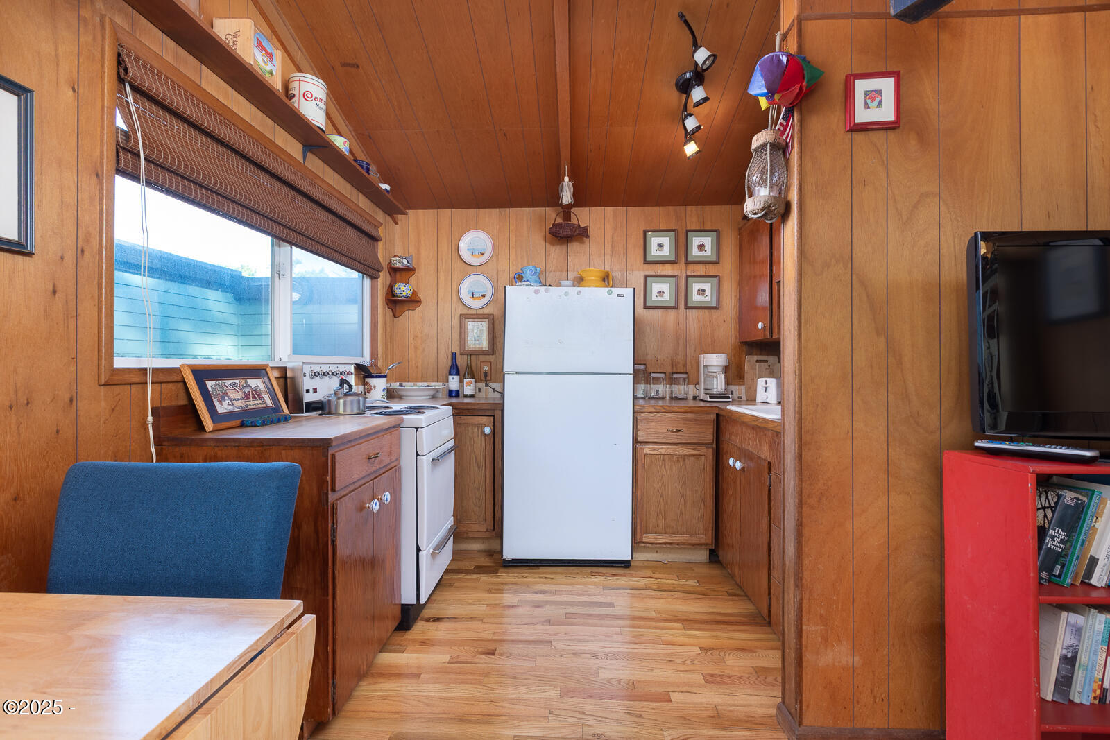 48250 Hawk Street Neskowin, OR 97149 - Photo 6 of 21 Kitchen