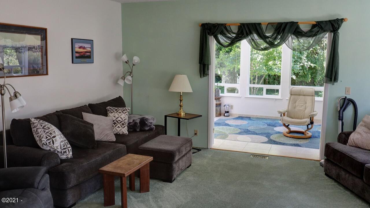 648 Olalla Road Toledo, OR 97391 - Photo 6 of 43 Living Room