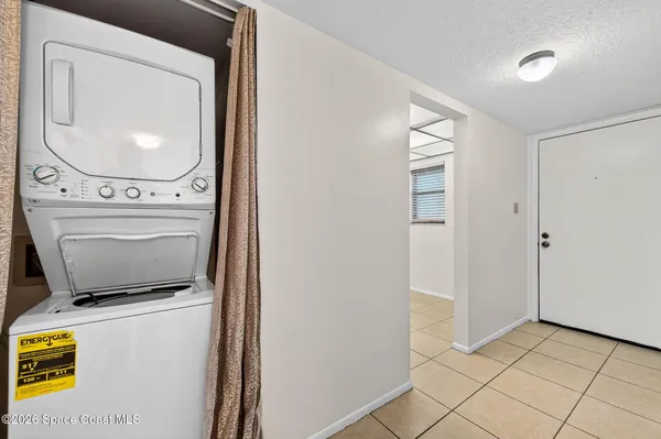 a view of a livingroom with washer and dryer