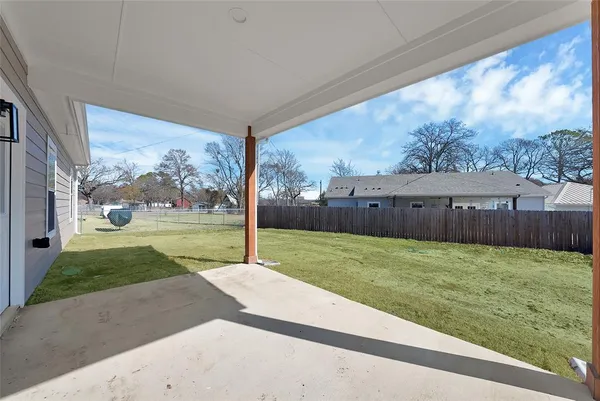 a view of a back yard