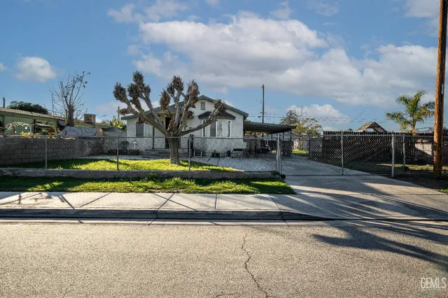 a view of a house with a big yard