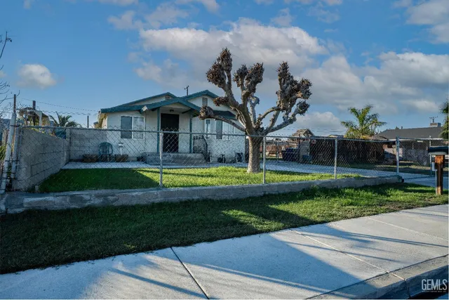 a view of a house with backyard and sitting area