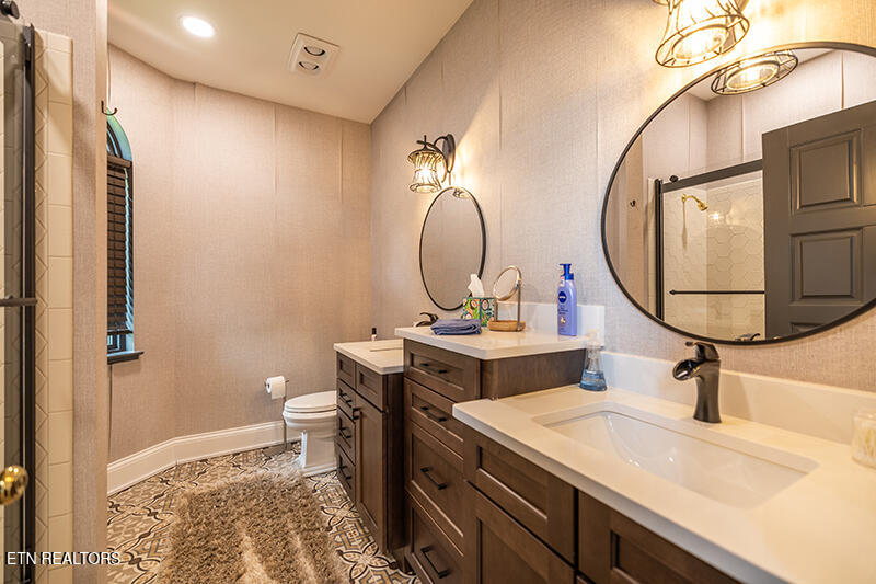 8719 Inlet Drive Knoxville, TN 37922 - Photo 32 of 57 Bathroom 3