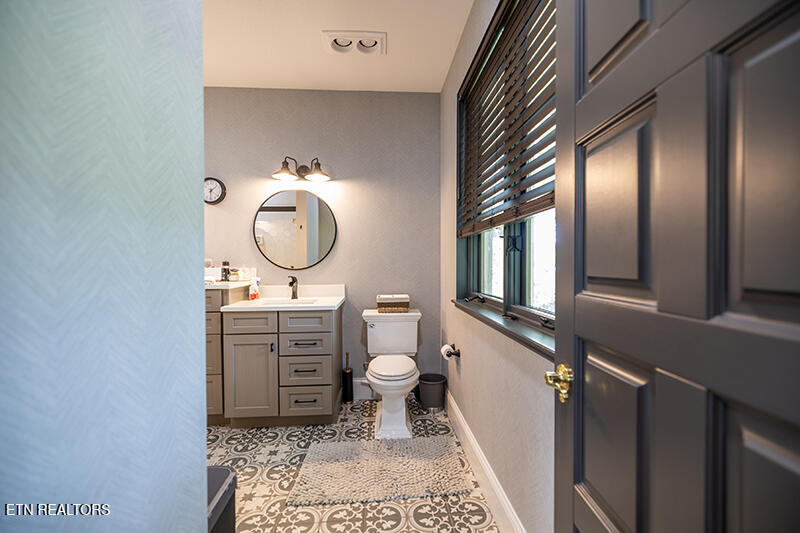 8719 Inlet Drive Knoxville, TN 37922 - Photo 34 of 57 Bathroom 5
