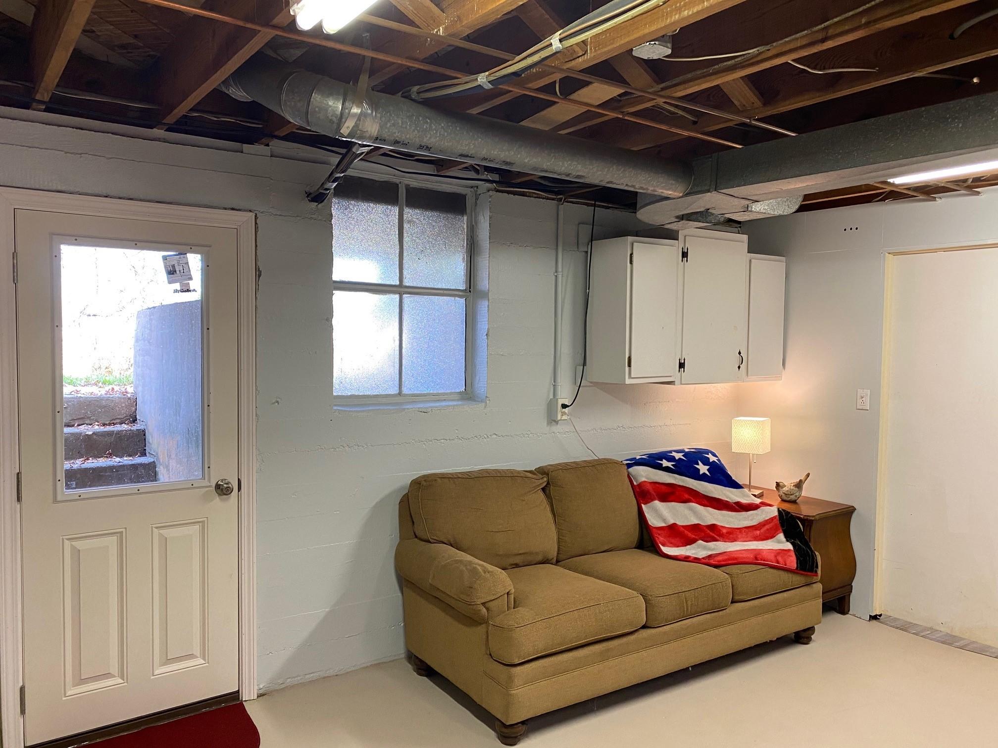 533 Diamond Road Salem, VA 24153 - Photo 29 of 40 Coles Rm - Couch