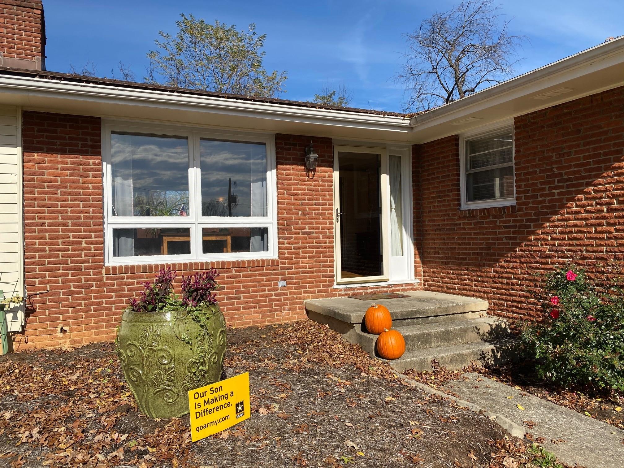 533 Diamond Road Salem, VA 24153 - Photo 4 of 40 Front Elevation - Door & Planter
