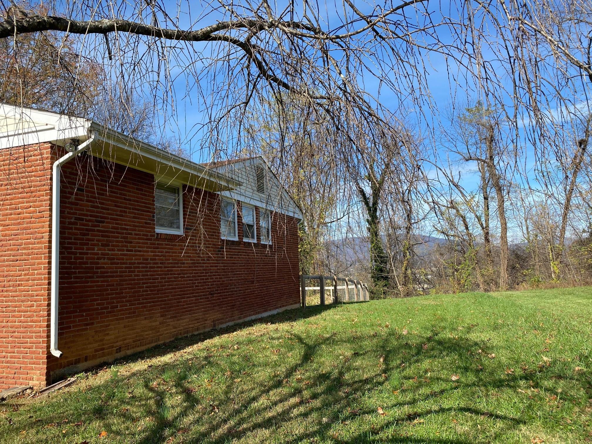 533 Diamond Road Salem, VA 24153 - Photo 36 of 40 Side View Elevation - right side seen fr