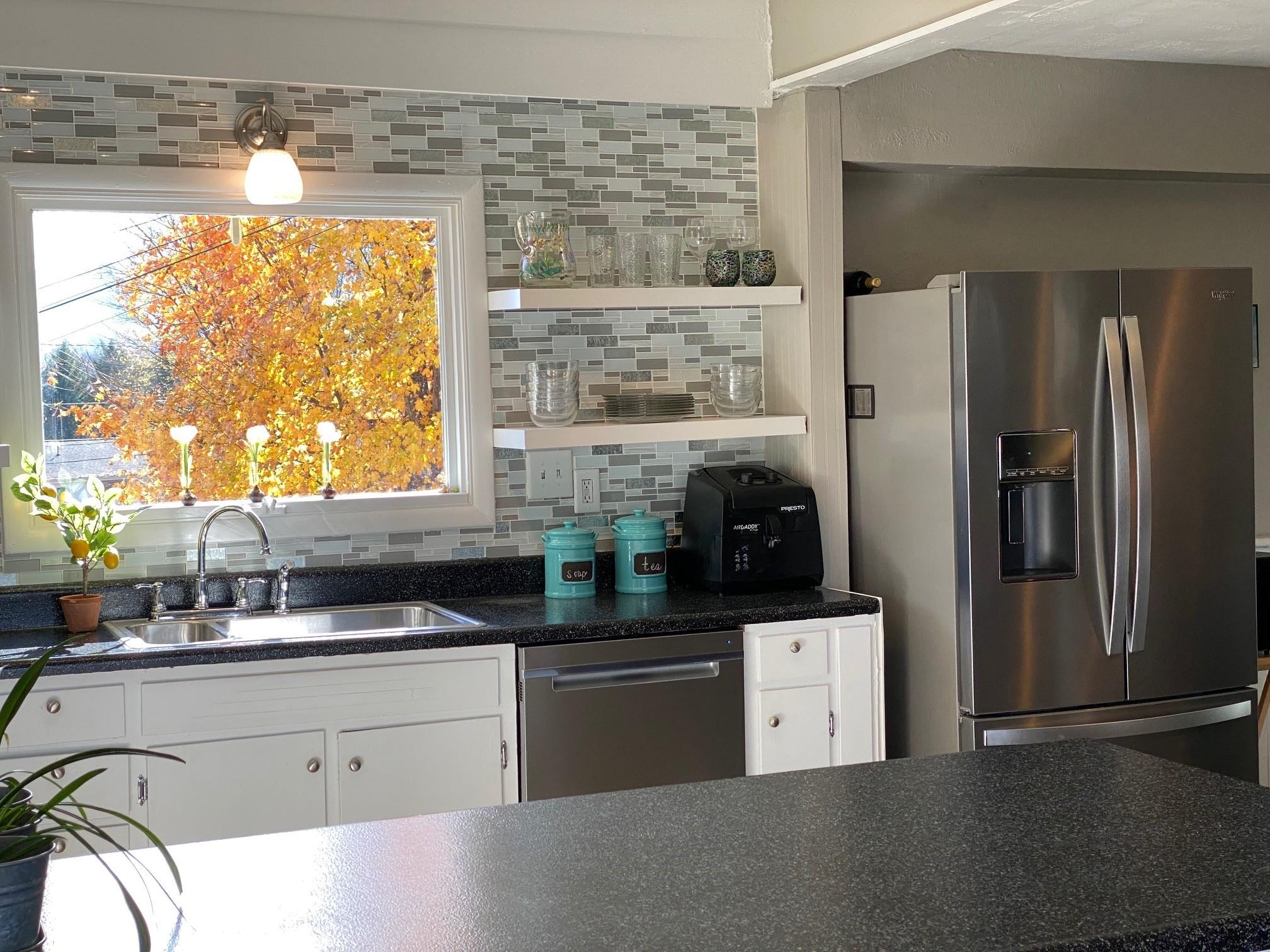 533 Diamond Road Salem, VA 24153 - Photo 9 of 40 Kitchen - Looking over Kitchen Counter t