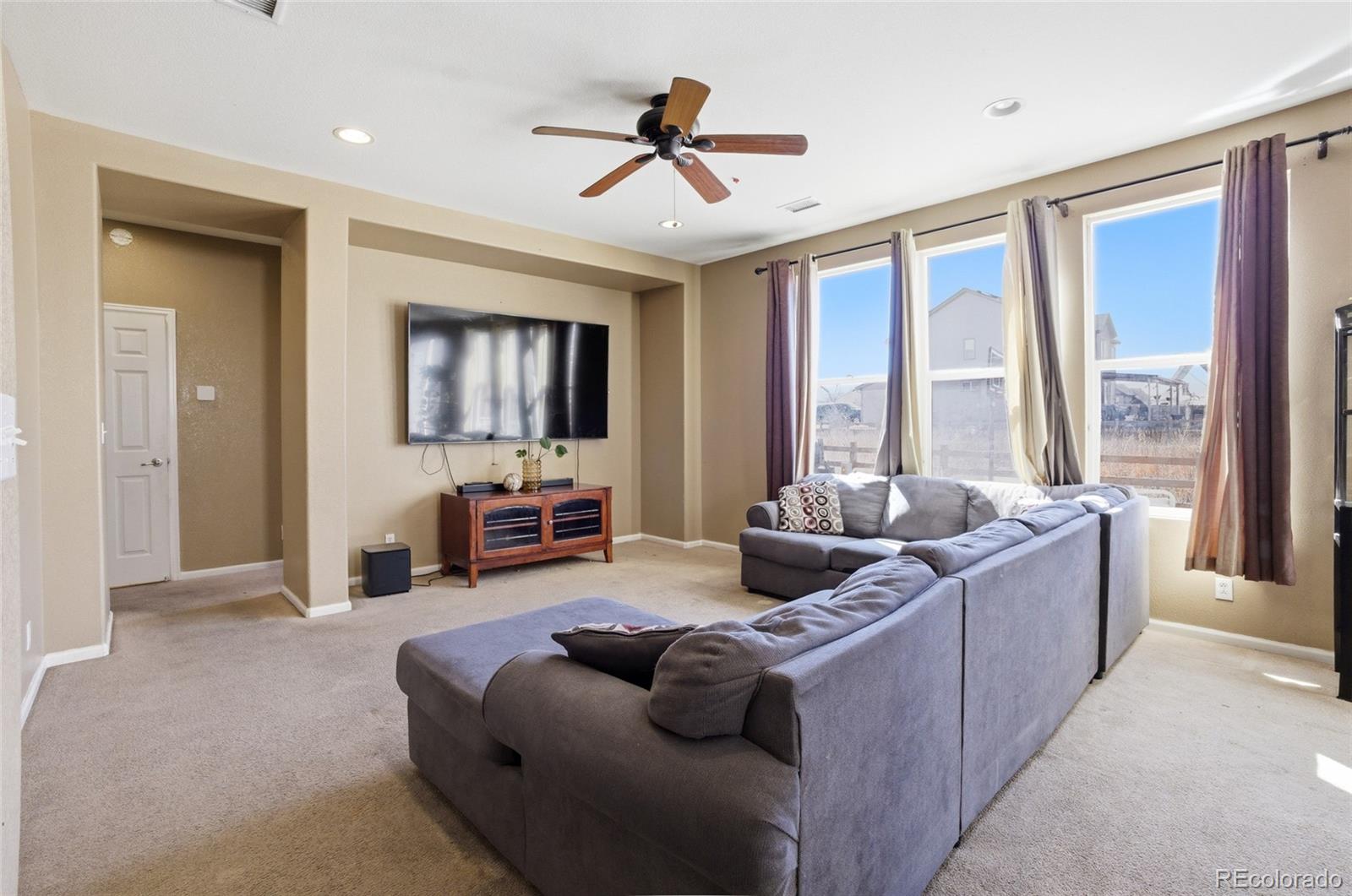 5573 Jasper Street Denver, CO 80239 - Photo 8 of 20