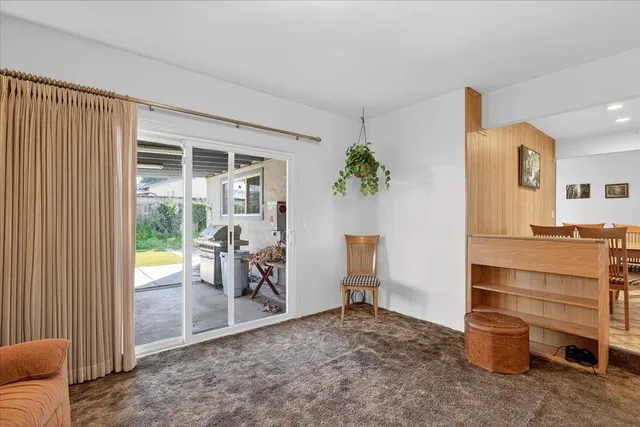 a view of livingroom with furniture