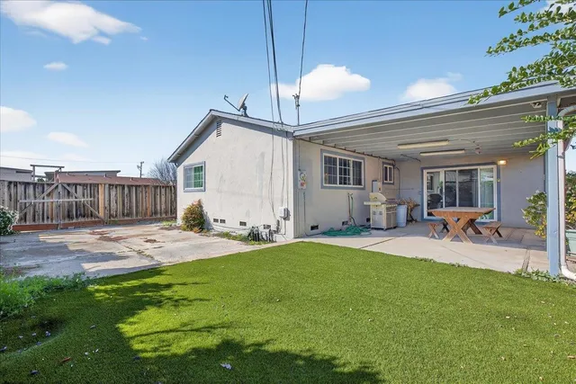 a view of a house with backyard and porch
