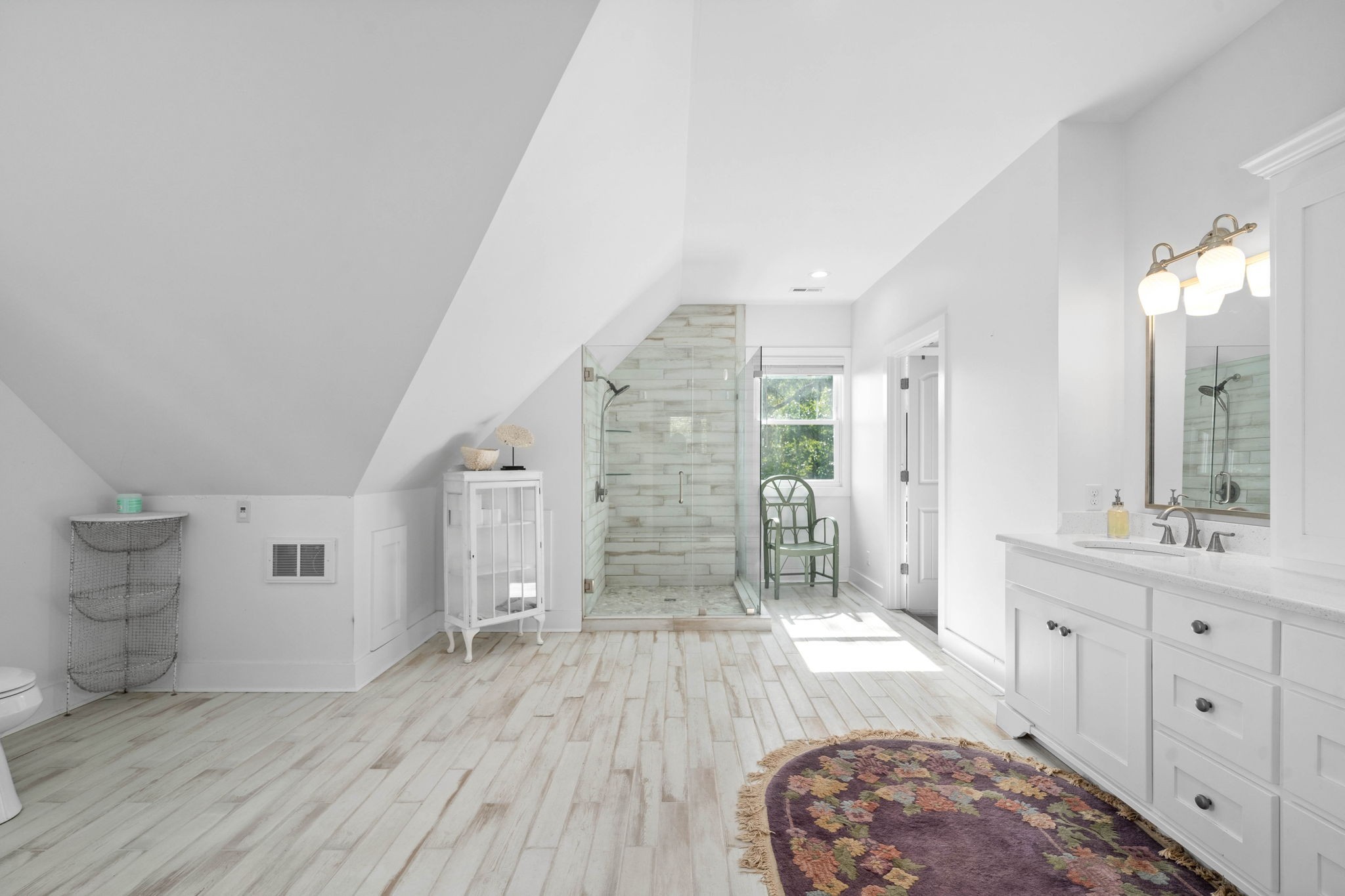 554 Hayes Ridge Road Indian Mound, TN 37079 - Photo 15 of 40 a spacious bathroom with a sink and a mirror