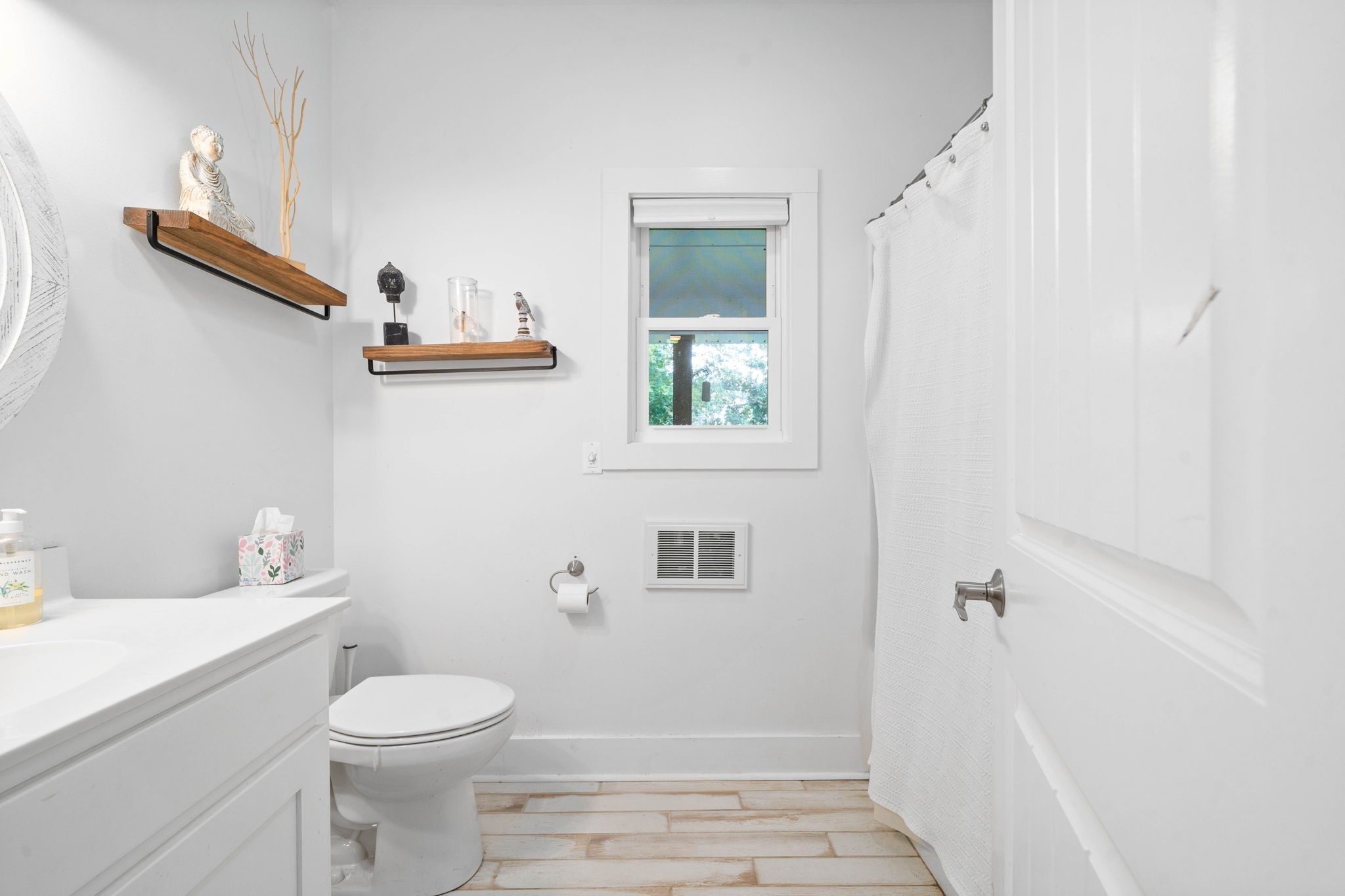 554 Hayes Ridge Road Indian Mound, TN 37079 - Photo 18 of 40 a bathroom with a toilet a sink and a window