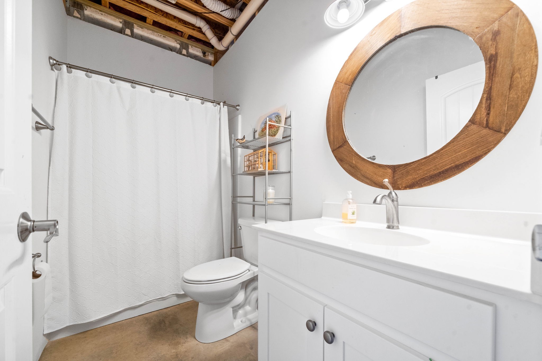 554 Hayes Ridge Road Indian Mound, TN 37079 - Photo 20 of 40 a bathroom with a sink a mirror and a toilet