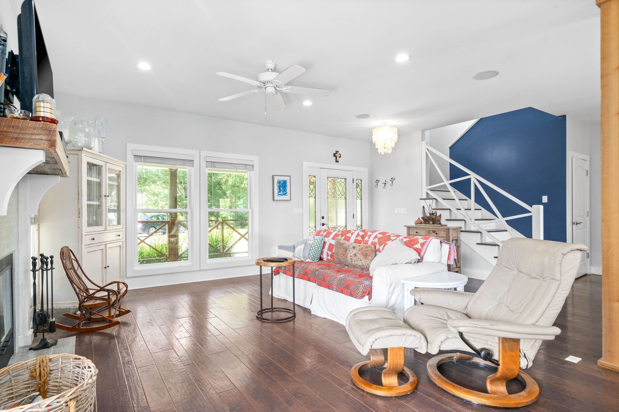 554 Hayes Ridge Road Indian Mound, TN 37079 - Photo 2 of 40 a living room with furniture gym equipment and a large window