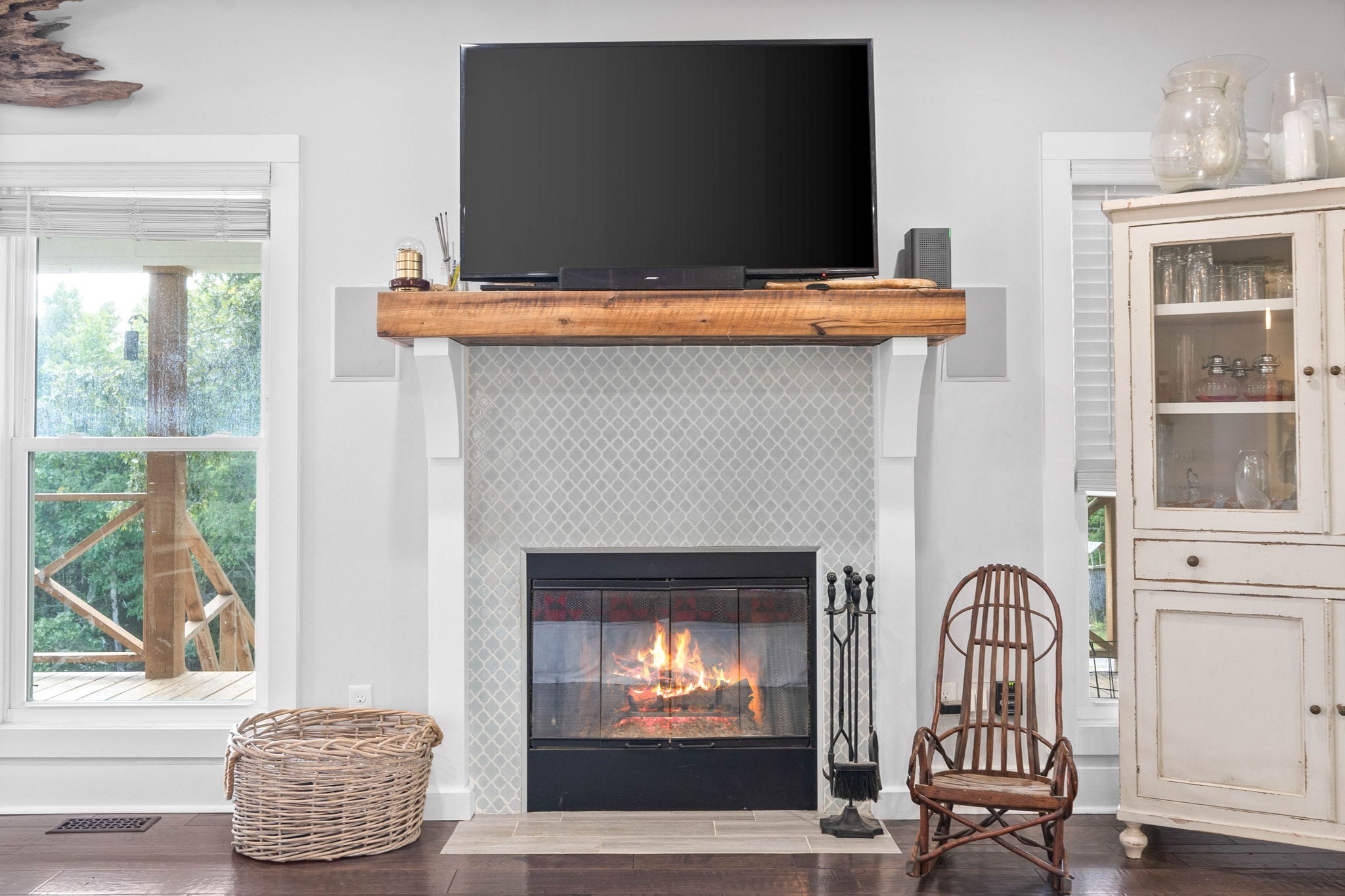 554 Hayes Ridge Road Indian Mound, TN 37079 - Photo 4 of 40 a living room with furniture and a flat screen tv
