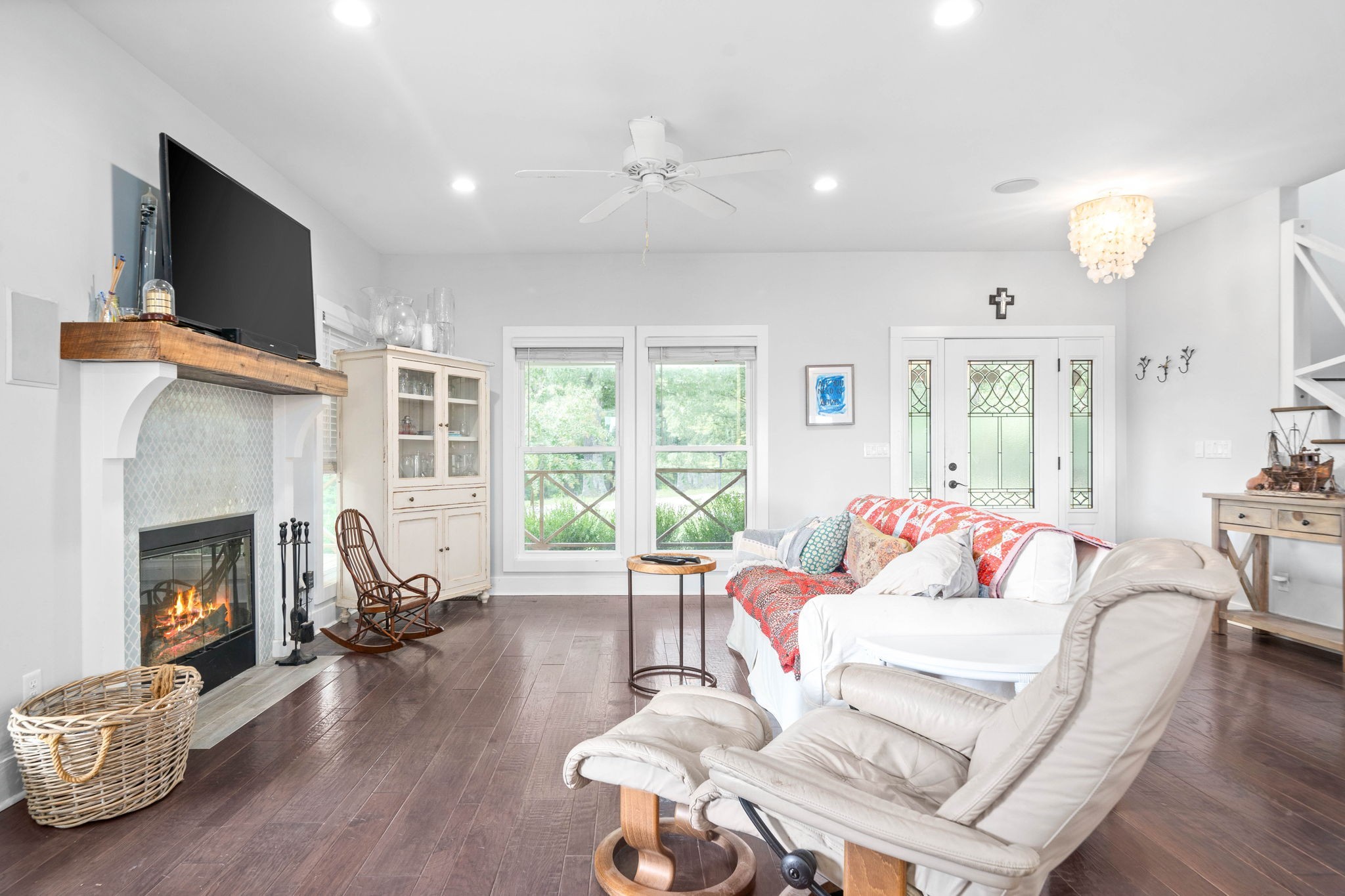 554 Hayes Ridge Road Indian Mound, TN 37079 - Photo 5 of 40 a living room with furniture fireplace and flat screen tv