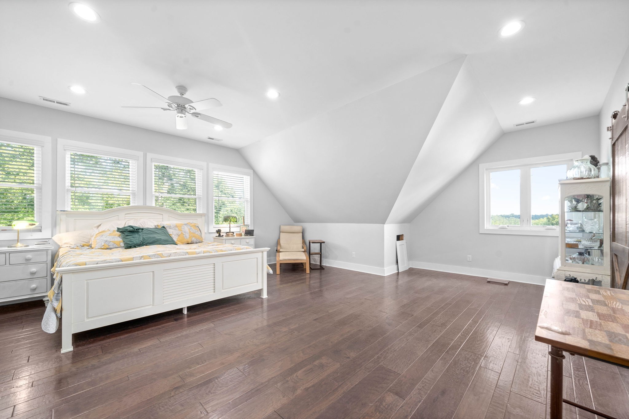 554 Hayes Ridge Road Indian Mound, TN 37079 - Photo 10 of 40 a living room with furniture and wooden floor