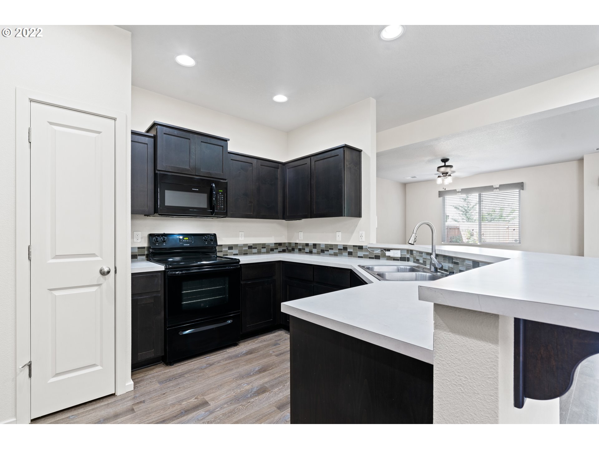 51571 Southwest S Fork Loop Scappoose, OR 97056 - Photo 8 of 32 Kitchen
