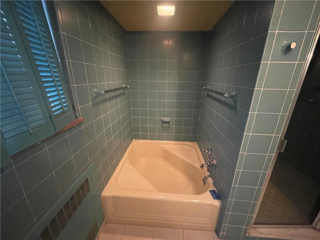 701 Thompson Avenue Donora, PA 15033 - Photo 19 of 36 a bathroom with a bathtub