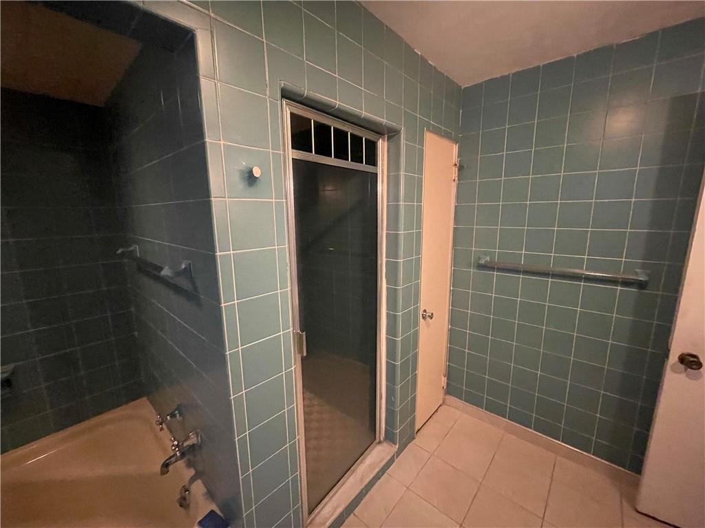 701 Thompson Avenue Donora, PA 15033 - Photo 20 of 36 a bathroom with a shower