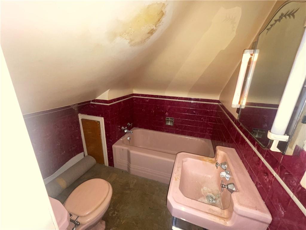 701 Thompson Avenue Donora, PA 15033 - Photo 33 of 36 a bathroom with a toilet bathtub and sink