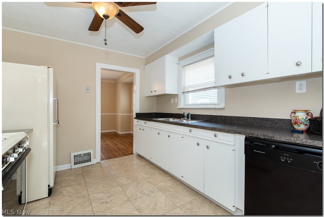 1399 Dill Road Cleveland, OH 44121 - Photo 11 of 35