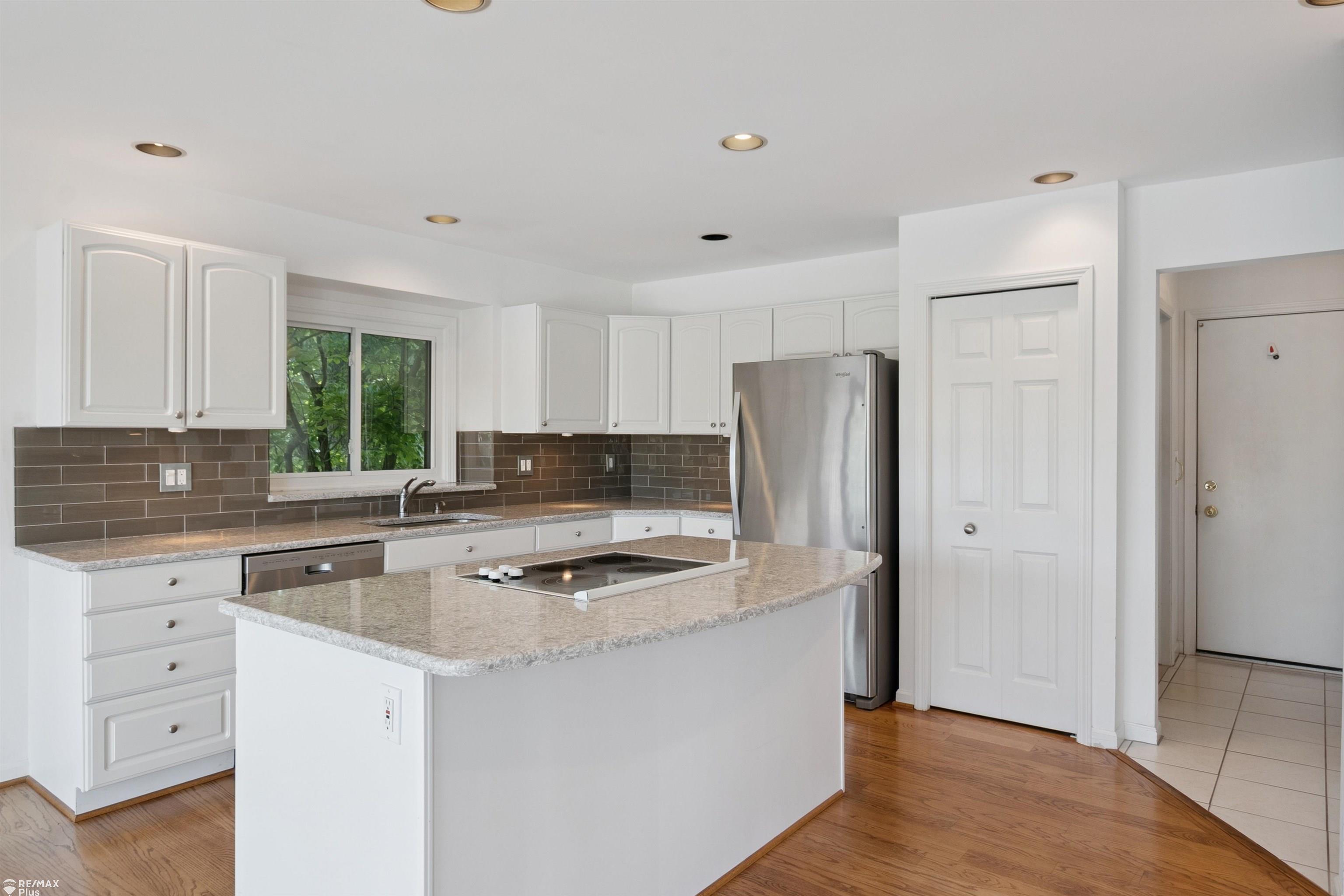 1671 South Shore Drive Rochester Hills, MI 48307 - Photo 10 of 77