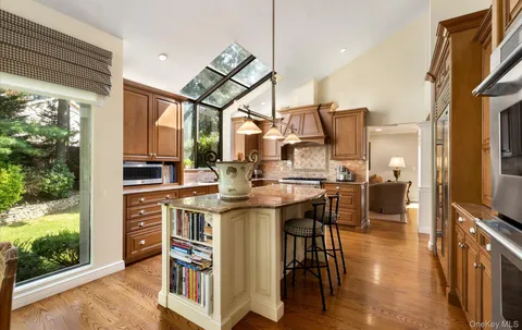$2,499,999 | 8 Kodiak Drive, Woodbury, NY 11797