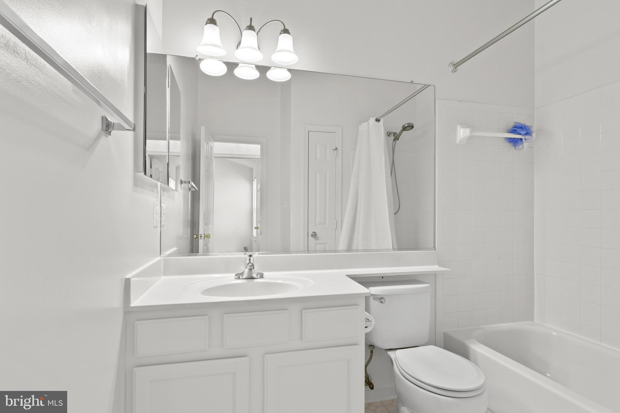 2916 Mainstone Drive Fairfax, VA 22031 - Photo 28 of 42 Upstairs Full Bathroom