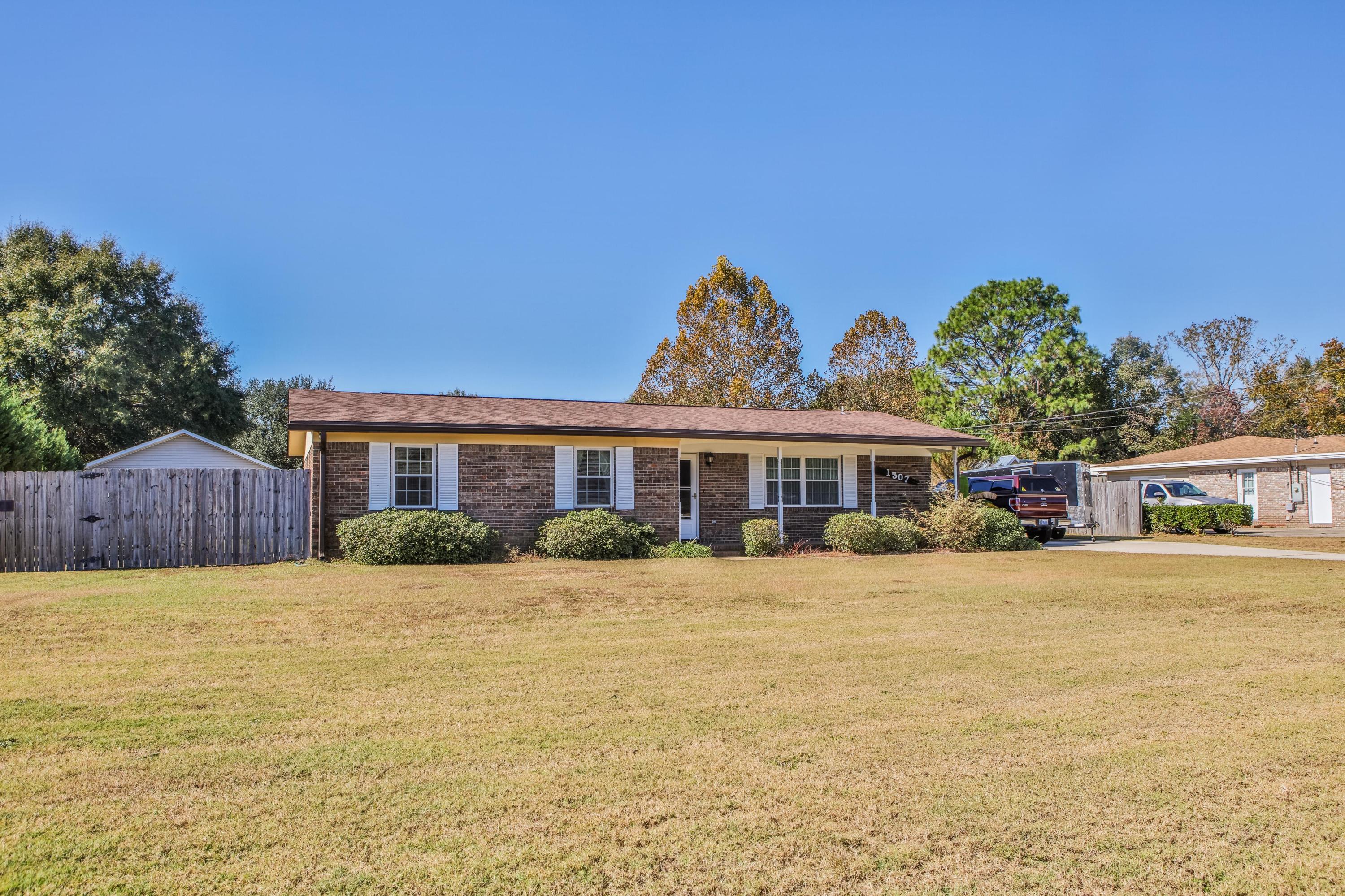 1307 Valley Road Crestview, FL 32539 - Photo 3 of 26 Great front yard