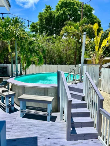 a view of backyard of the house